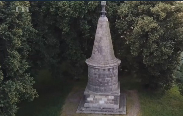 Toulavá kamera-mohyla.jpg