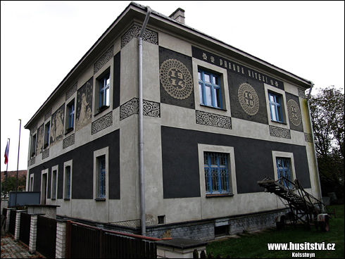 Uhersko - sgrafita na budově obecního úřadu