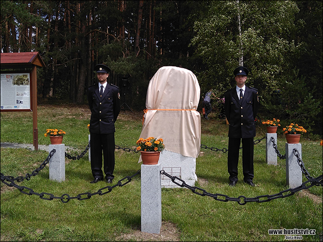 Slavnost při příležitosti odhalení nového pomníku Jana Žižky, který nechala instalovat obec Nekmíř při příležitosti blížícího se výročí Žižkova vítězství (29.07.2017, na bojišti nedaleko Nekmíře)